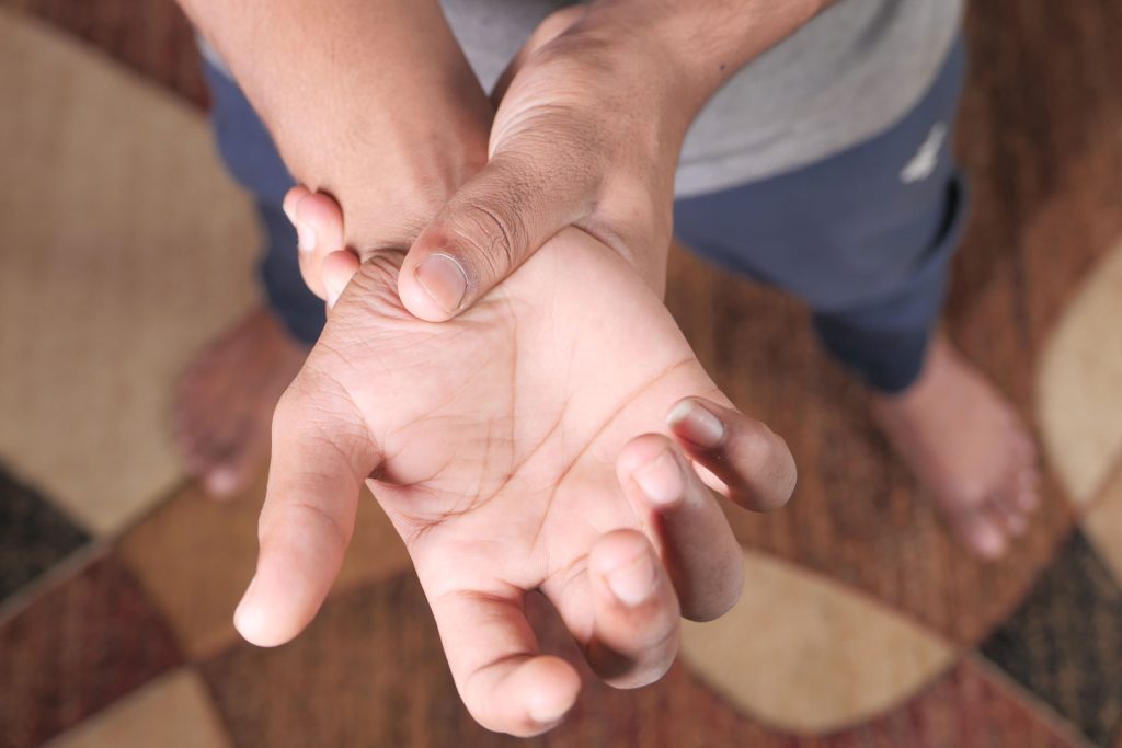 Man with myopathy, pain in the wrist and looking for myopathy treatment.